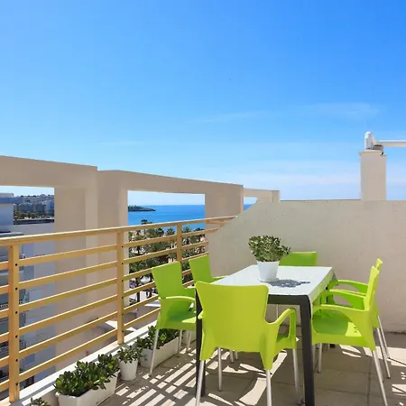 Prime Location Penthouse With Stunning Sea Views *