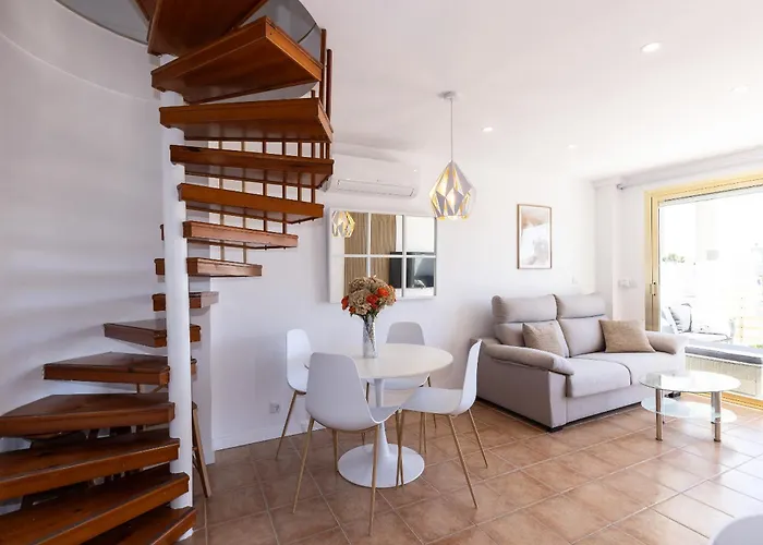 Prime Location Penthouse With Stunning Sea Views アパート サロウ