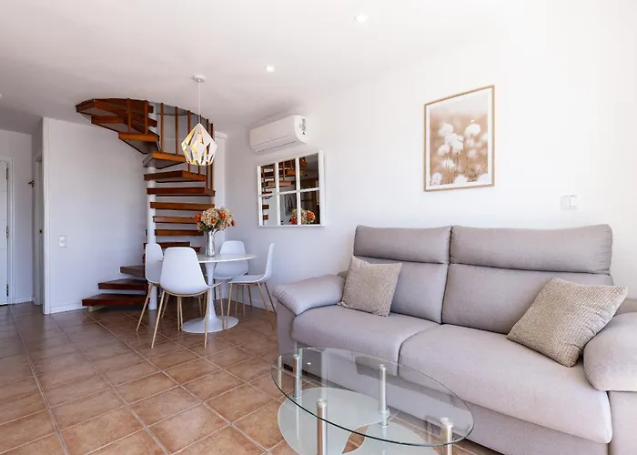 Prime Location Penthouse With Stunning Sea Views アパート サロウ