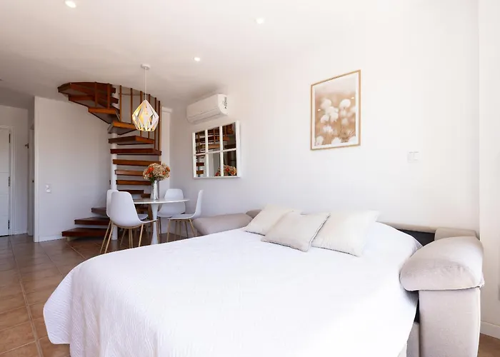 Prime Location Penthouse With Stunning Sea Views サロウ